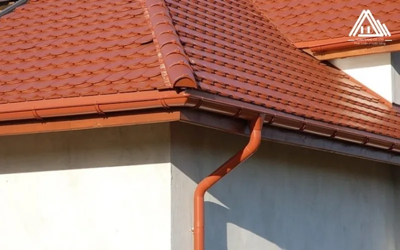 Thoat Nuoc Mua Tren Mai Theo Phong Thuy (2)